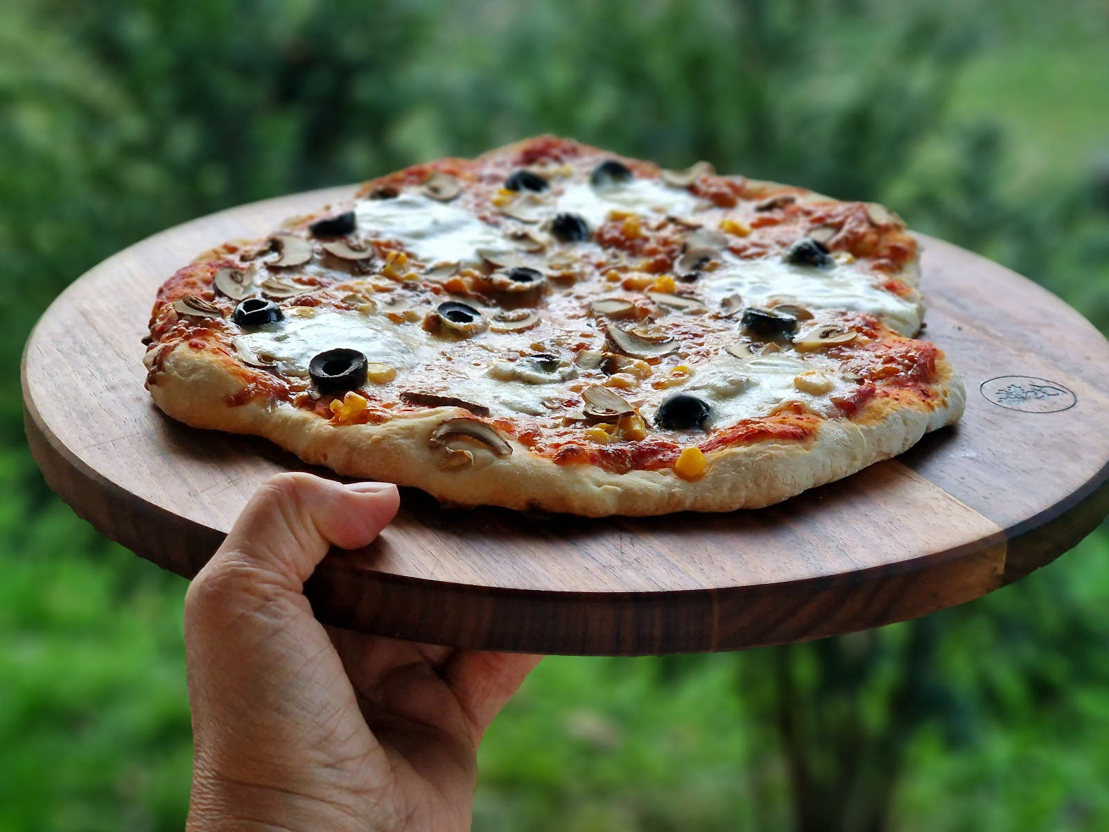 Frisch gebackene Pizza auf einem Spessartbrett - Pizzabrett aus Holz