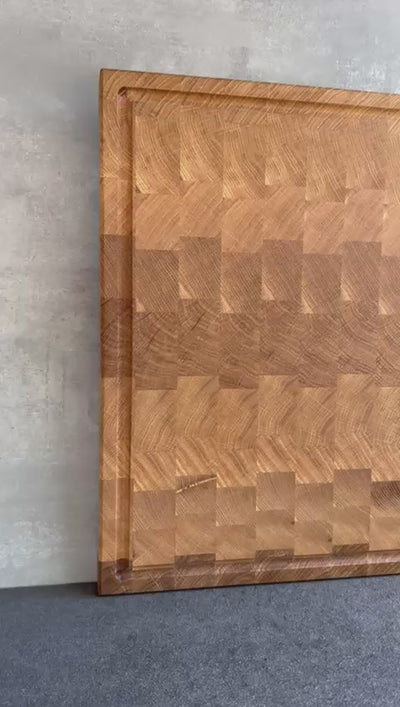 Kurzfilm über einen 80 cm breiten Eiche Hirnholz Schneideblock mit einer Saftrille auf einer Seite.