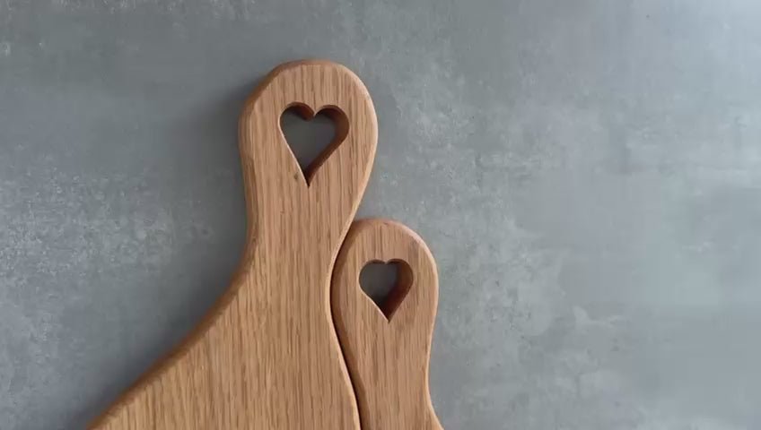 Kurzfilm zur Ansicht von Partnerbrettern von Spessartbrett. Servierbrett Eiche massiv mit rundem Griffloch, ideal zum stilvollen Anrichten und Servieren.