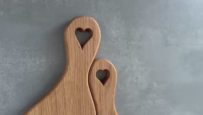 Kurzfilm zur Ansicht von Partnerbrettern von Spessartbrett. Servierbrett Eiche massiv mit rundem Griffloch, ideal zum stilvollen Anrichten und Servieren.