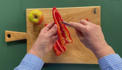 Kurzfilm über Mini Yatagan Gemüsemesser. Schneidet eine rote Paprika.