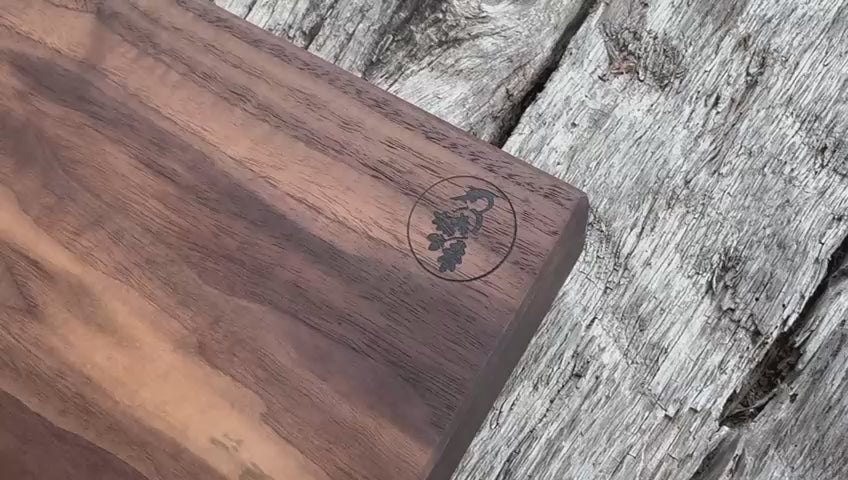 Kurzfilm über einen Schneideblock aus einem Stück Holz mit seitlichen Jahresringen