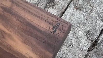 Kurzfilm über einen Schneideblock aus einem Stück Holz mit seitlichen Jahresringen