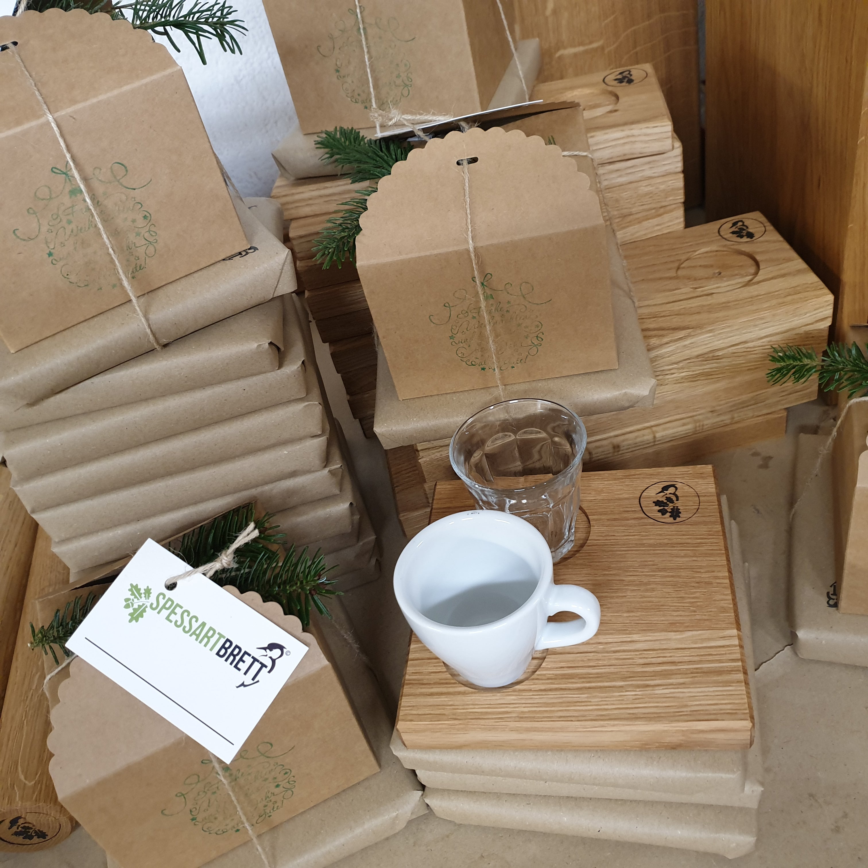 Nachhaltige Geschenkverpackung Espressotablett aus Eiche mit Tasse und Glas