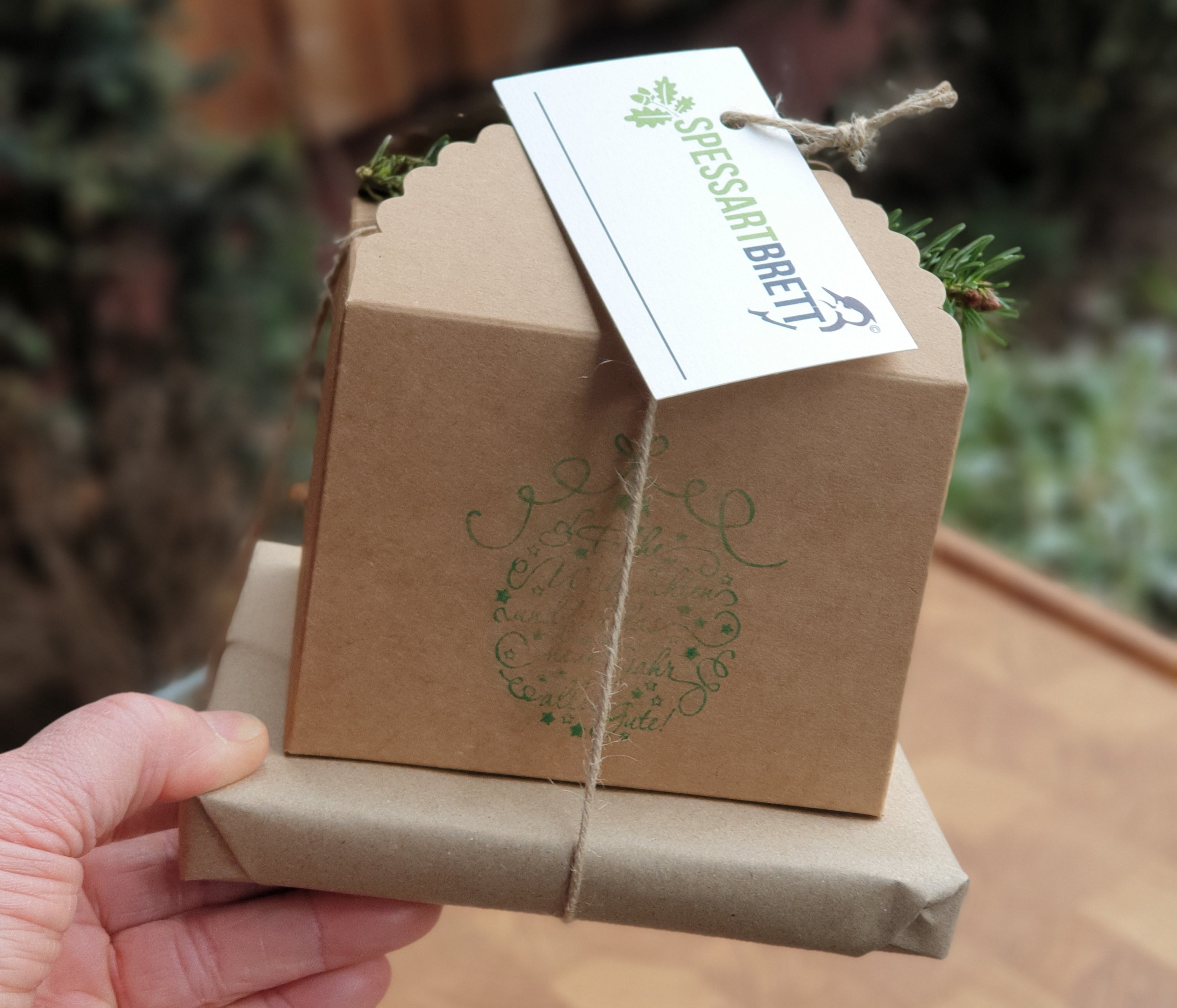 Nachhaltige Geschenk Verpackung für Eiche Tablett mit Cappuccino Tasse.