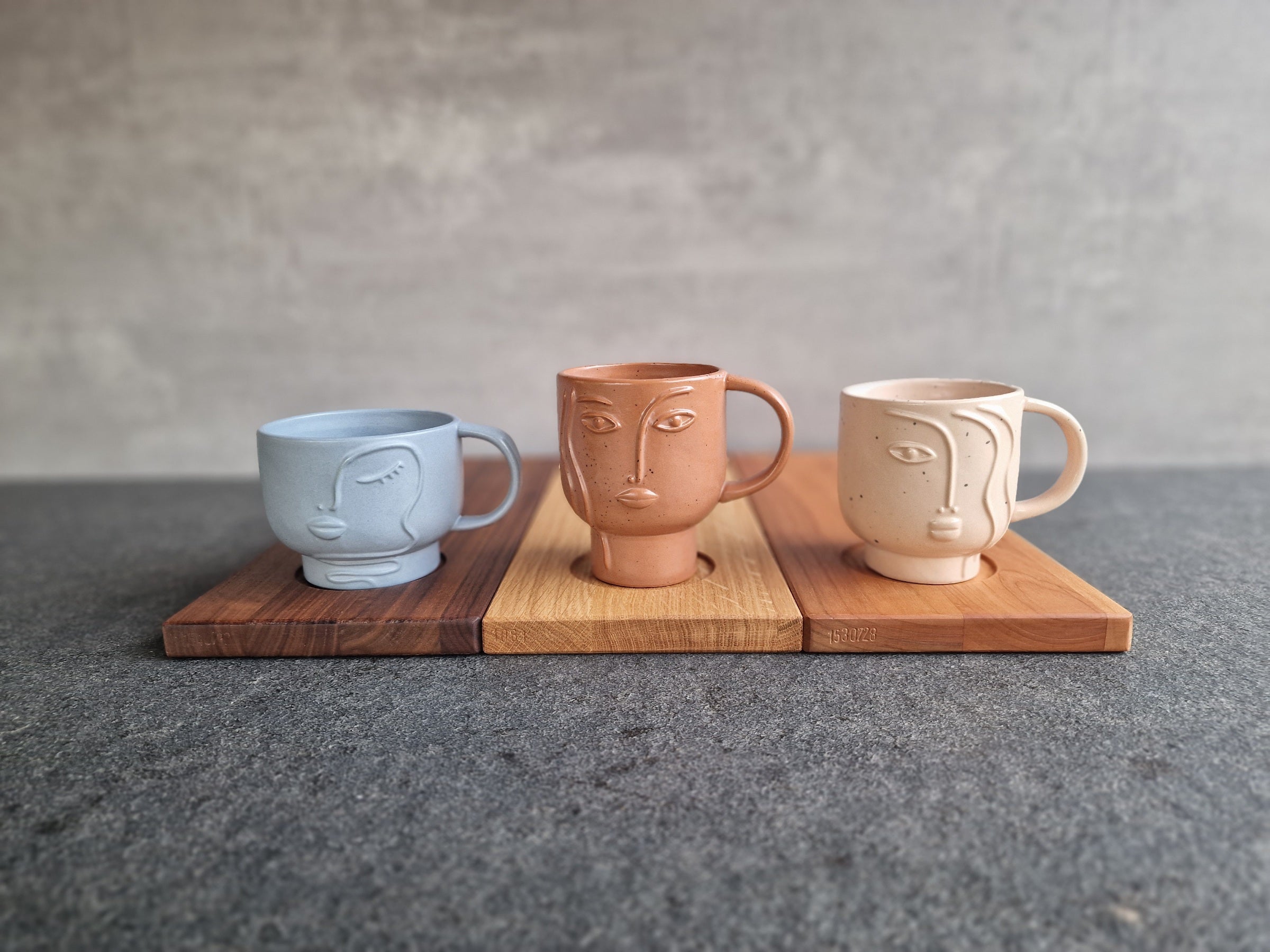 3 verschiedene Holz Tabletts für eine Pott Tasse. Das Brett hat eine Mulde für die Tasse.