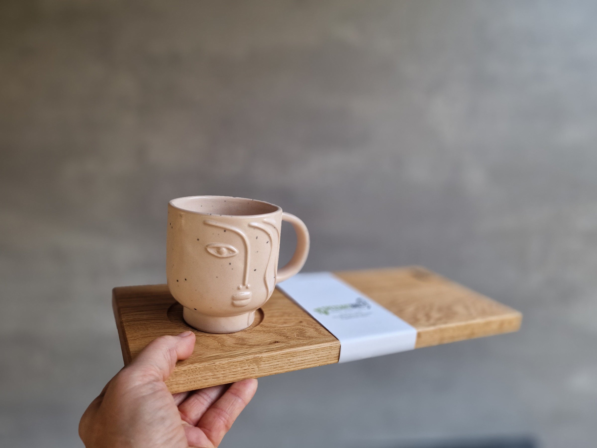 Jemand reicht dir ein schönes Eiche Holz Tablett mit einer großen Tasse Tee.
