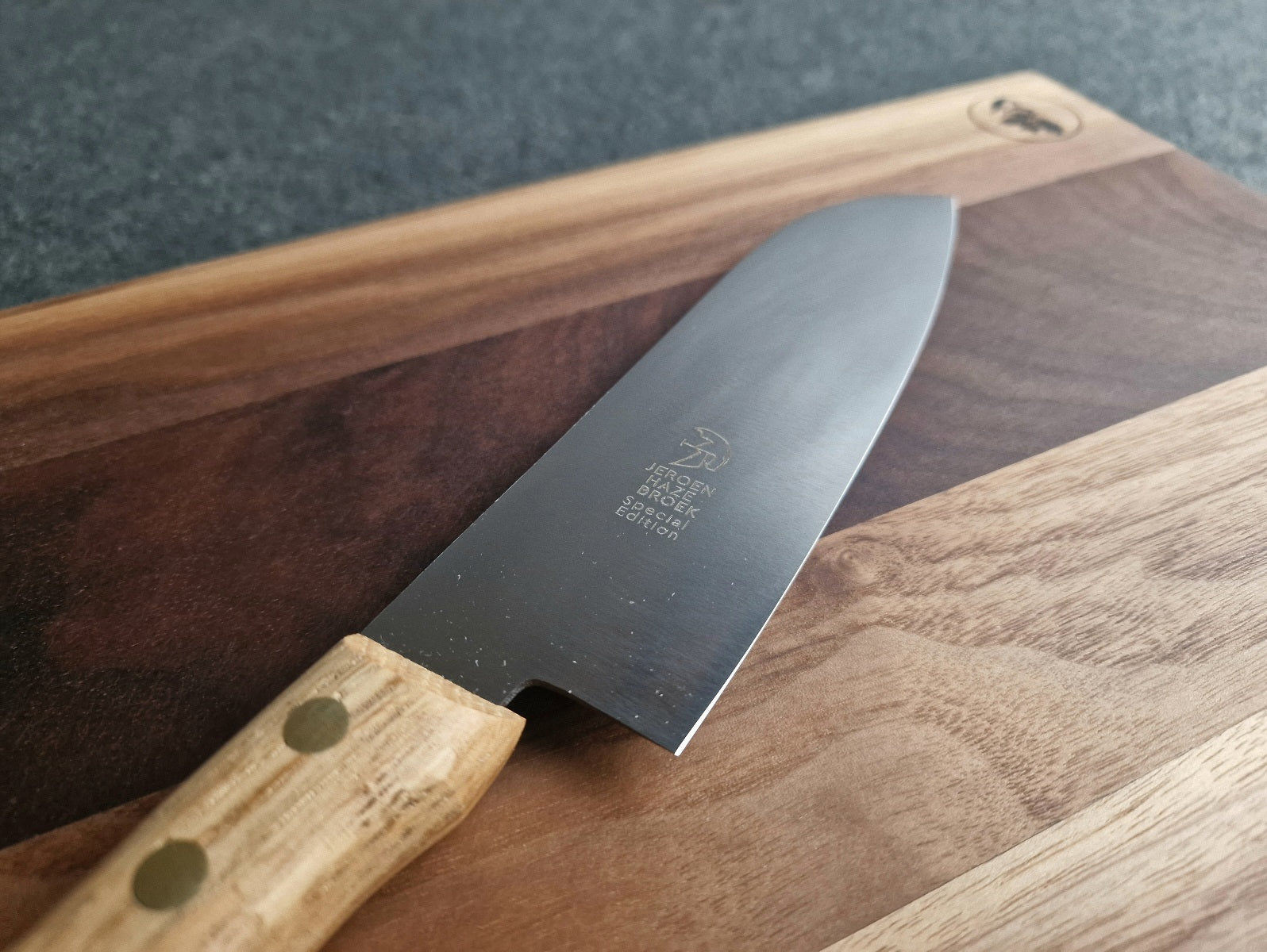 Detailansicht der Klinge eines Santoku Messers von Windmühlenmesser. Special Edition.