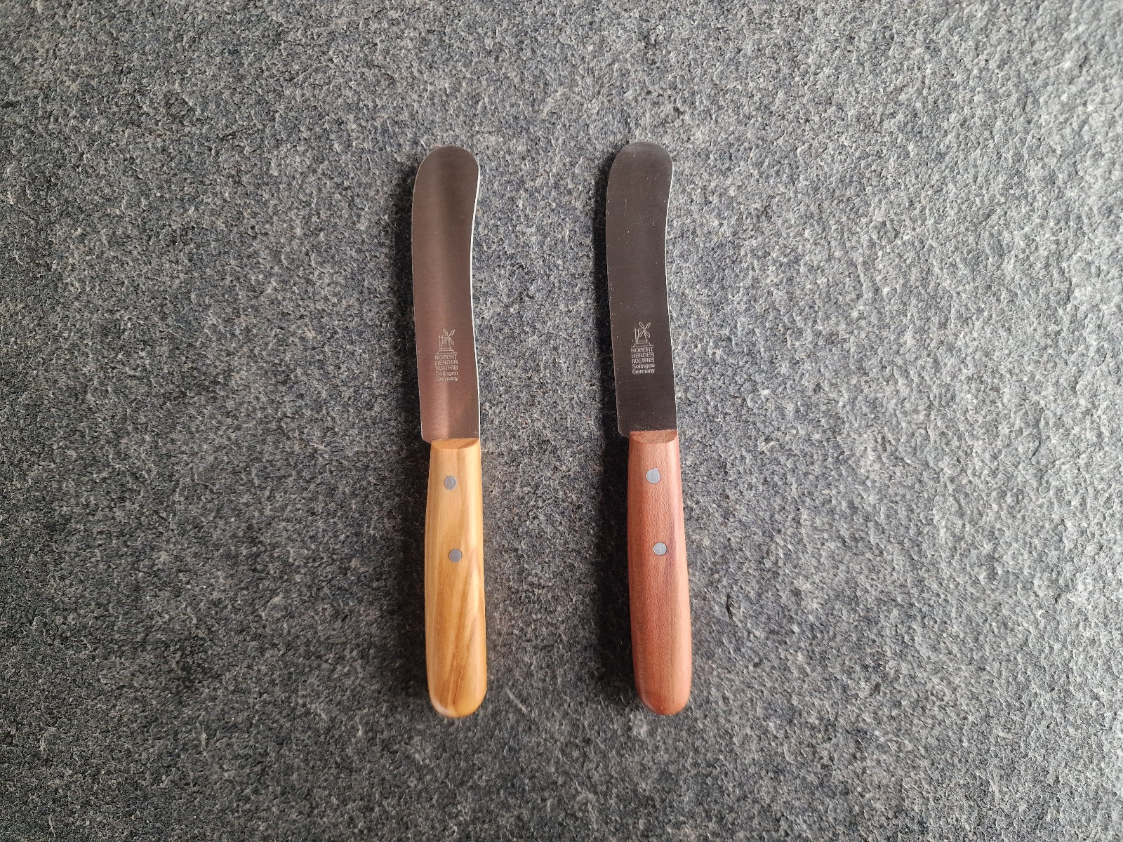 Zwei kleine Butter Buckels von Windmühlenmesser. Links mit Olive-Griff, rechts mit Pflaume-Griff.