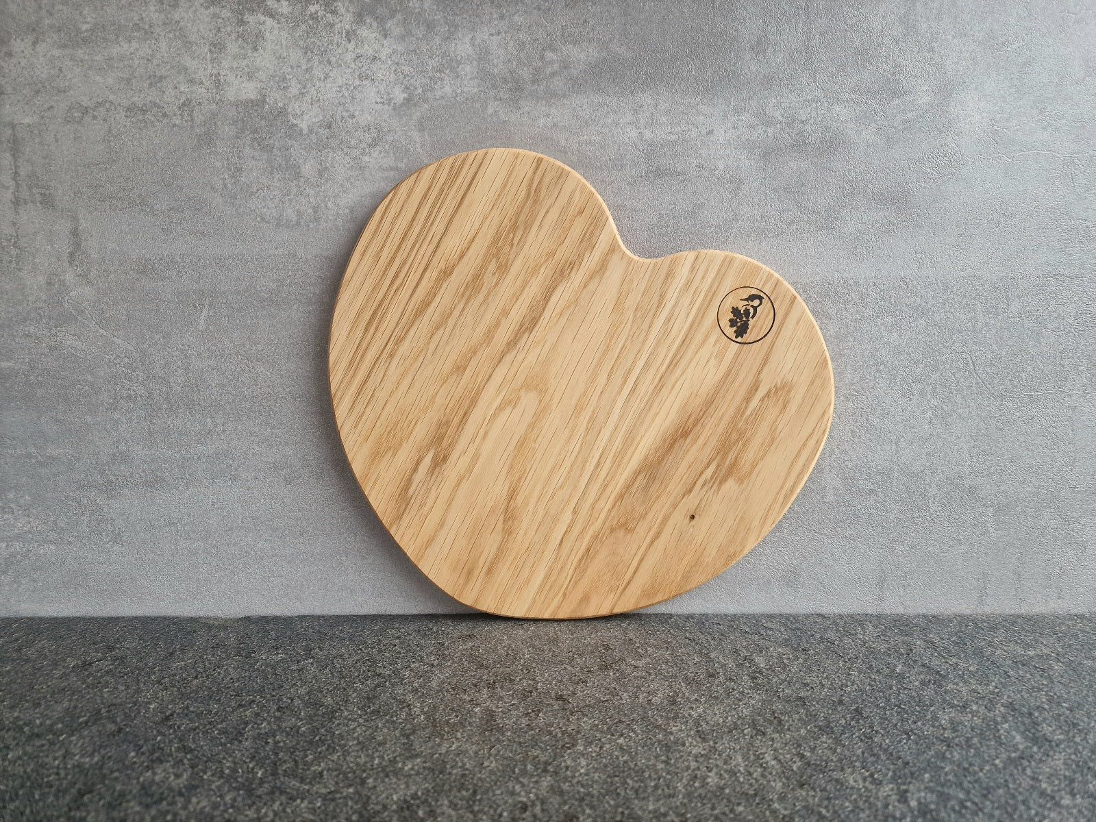 Dekoobjekt Herz aus Holz an einer Betonwand