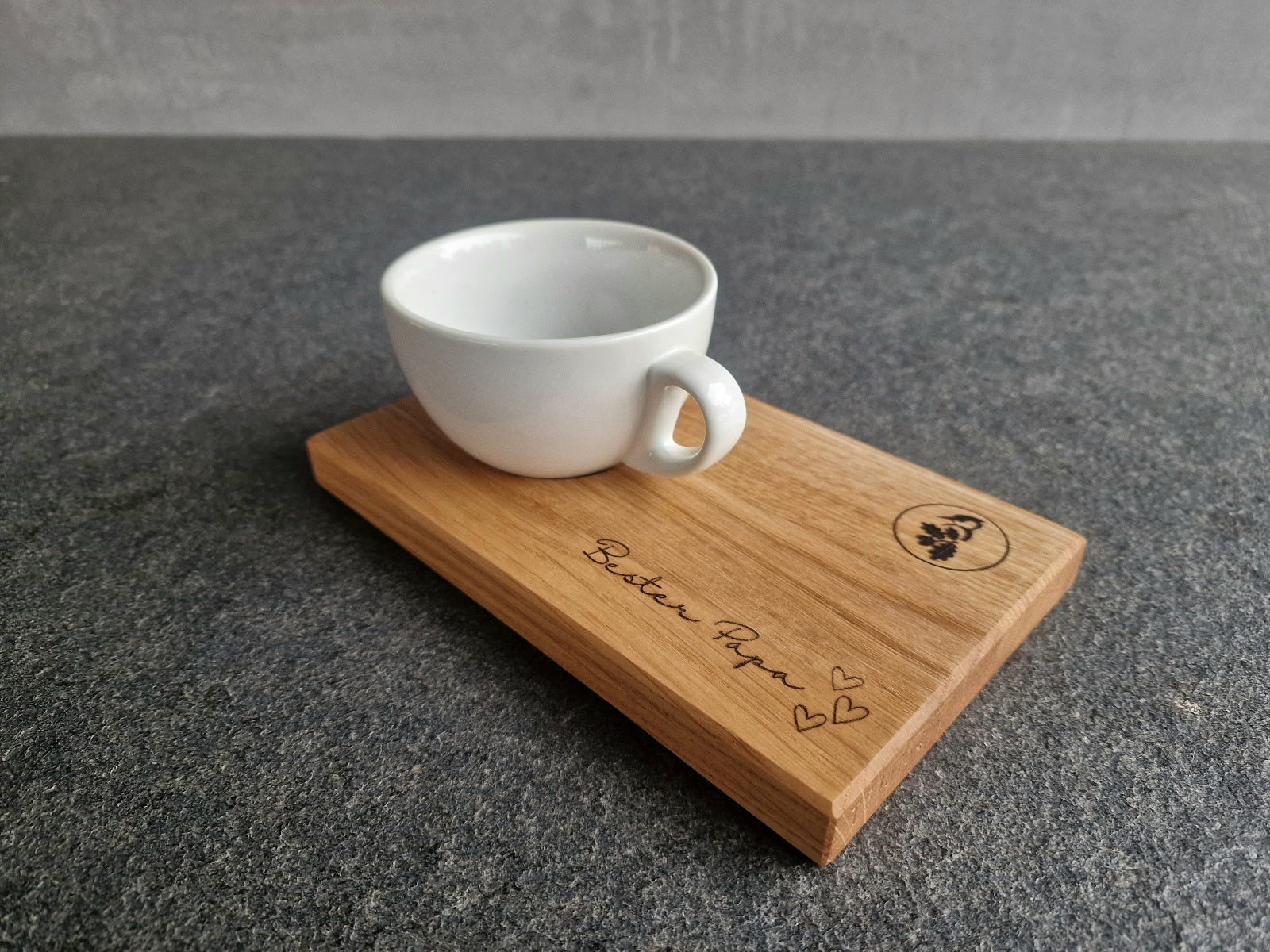 Cappuccinotablett aus Holz mit einer weißen Tasse für Vatertag.