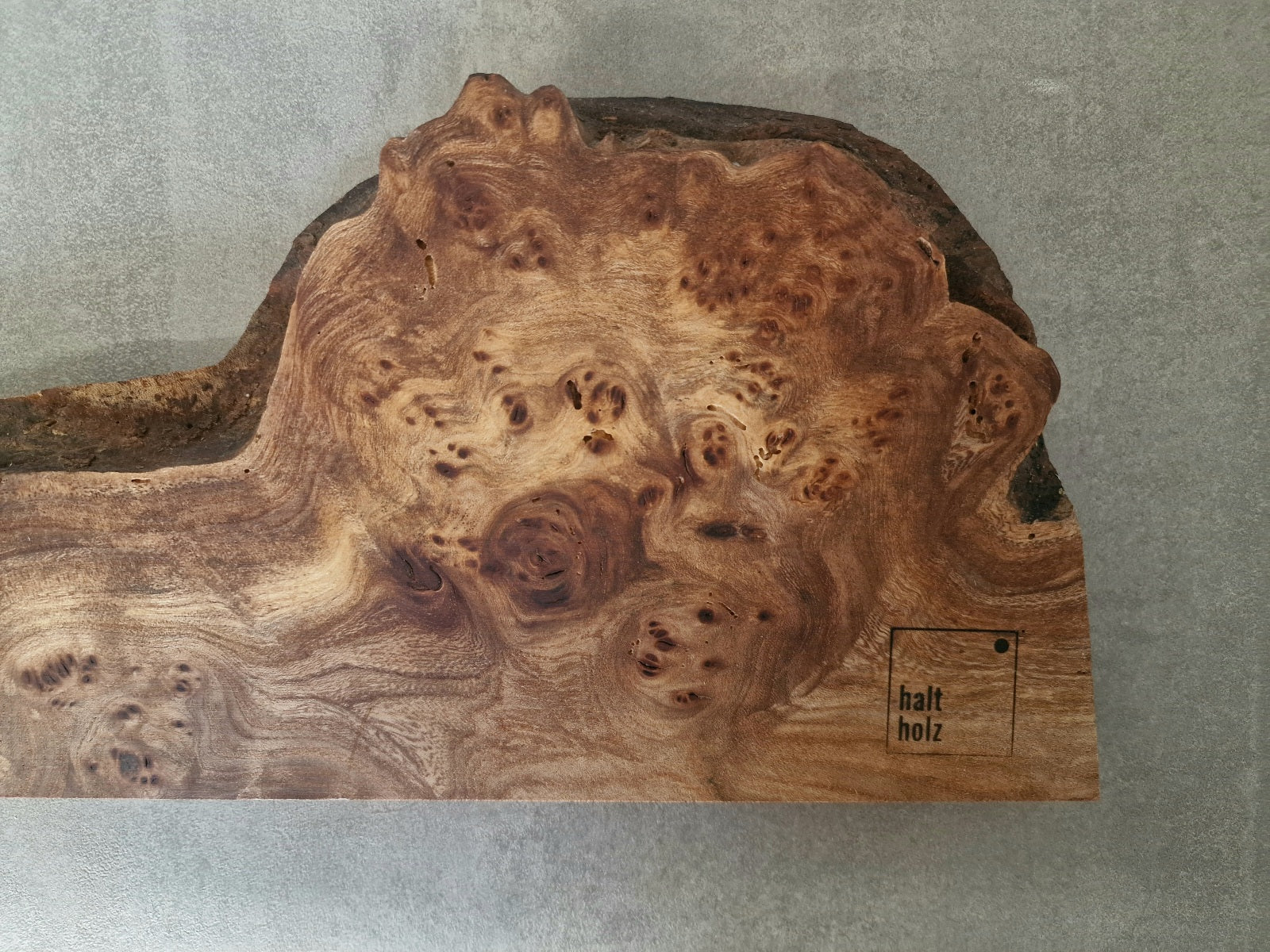 Detailansicht des Bogens eines Edelholz Messerhalters aus wunderschöner Maserulme.