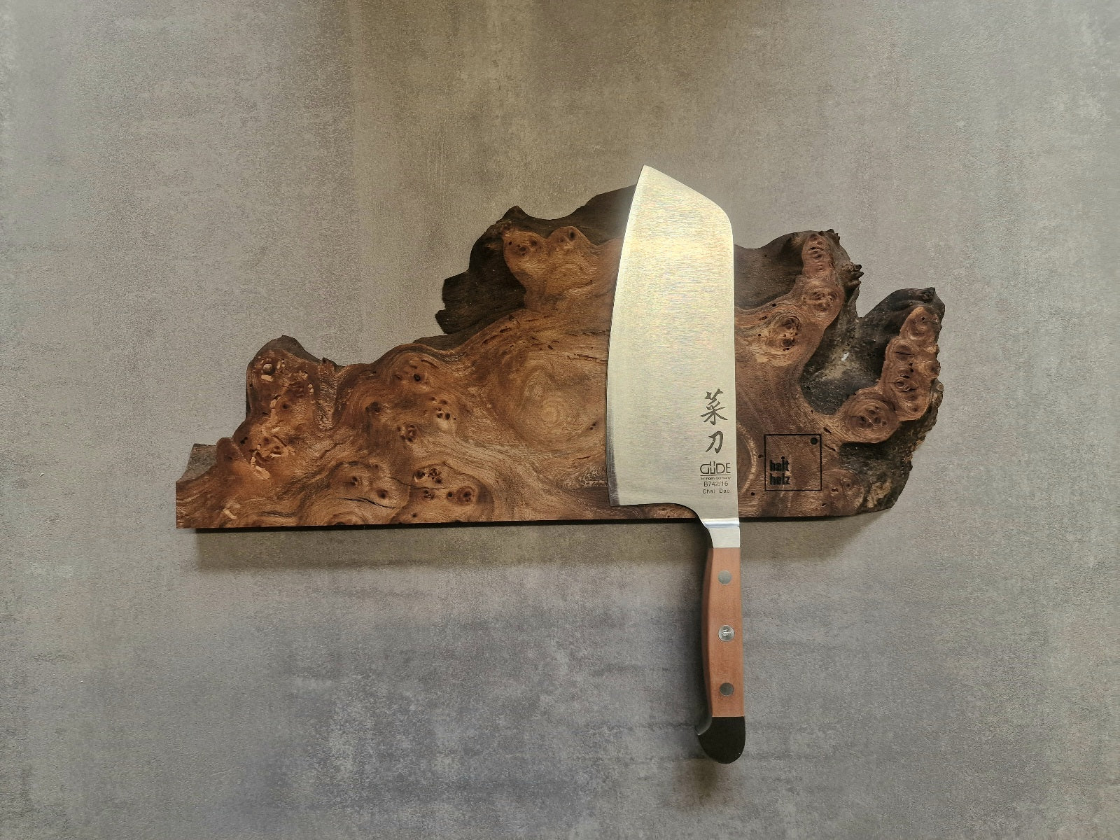 Wunderschöner magnetischer Messerhalter für 5 Messer. Unikat aus Maserulme, Rüster mit vielen Schwüngen. Dekoriert mit einem GÜDE Kochmesser.