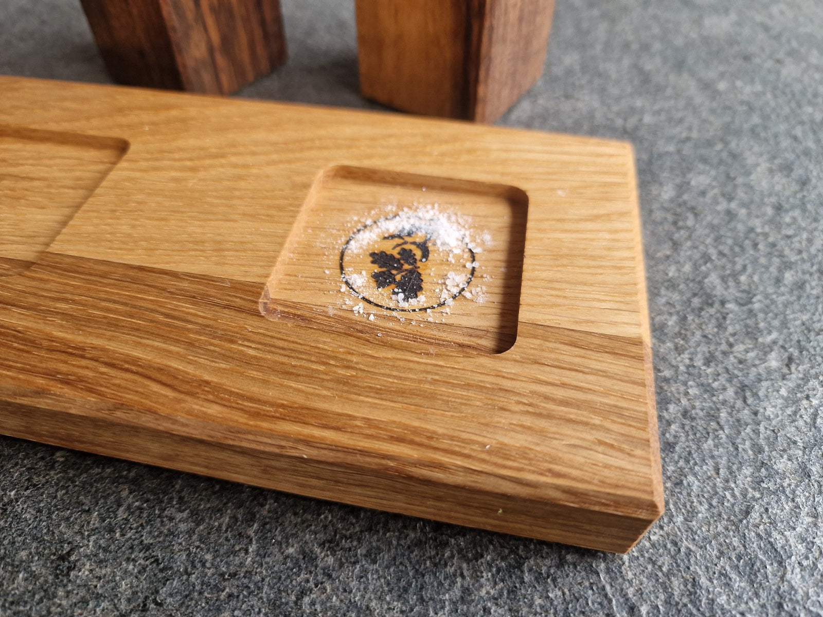 Detailansicht Holzteller für Satzmühle mit etwas Salz in der Mulde.
