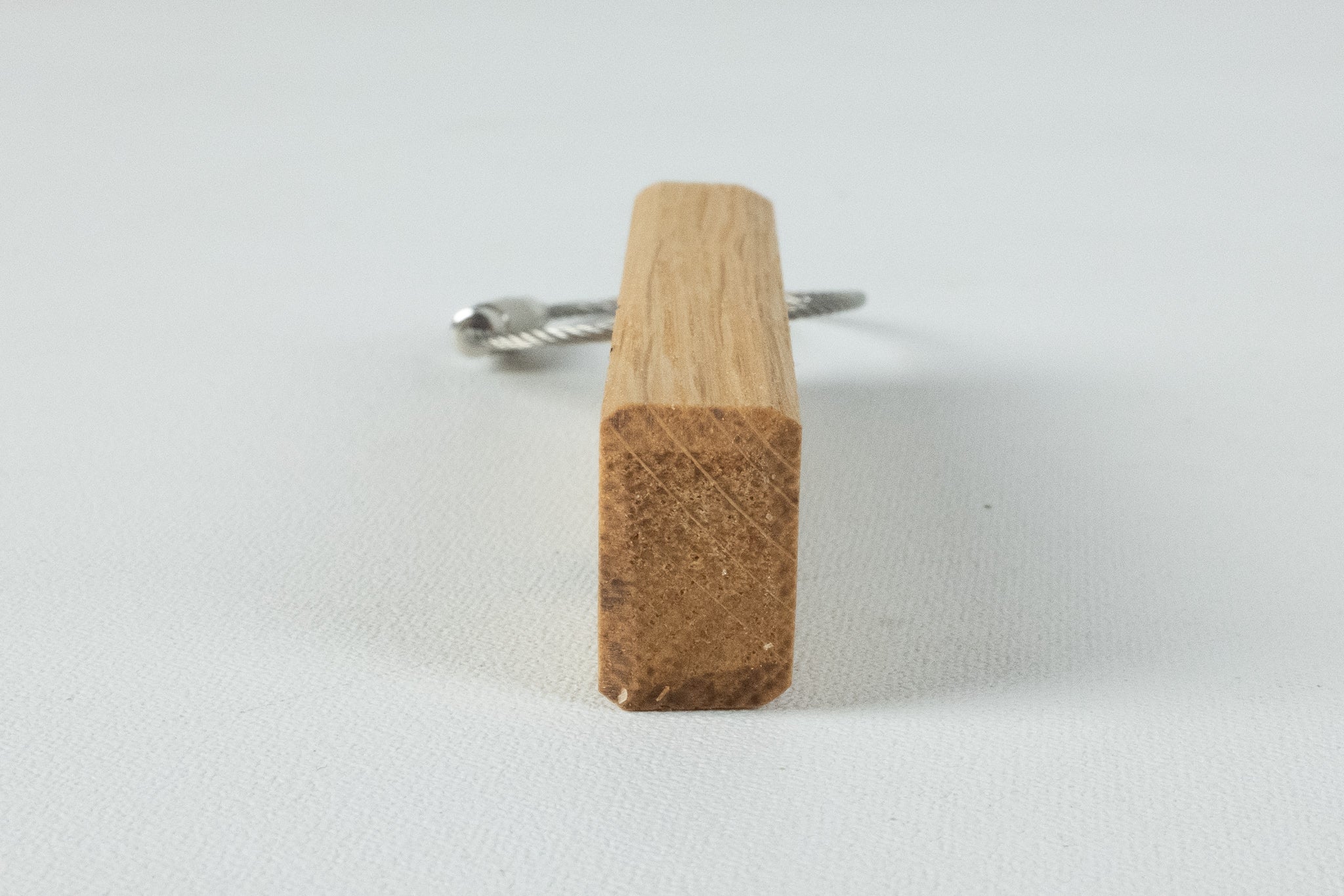 Seitenansicht im Detail eines Holz Schlüsselanhängers