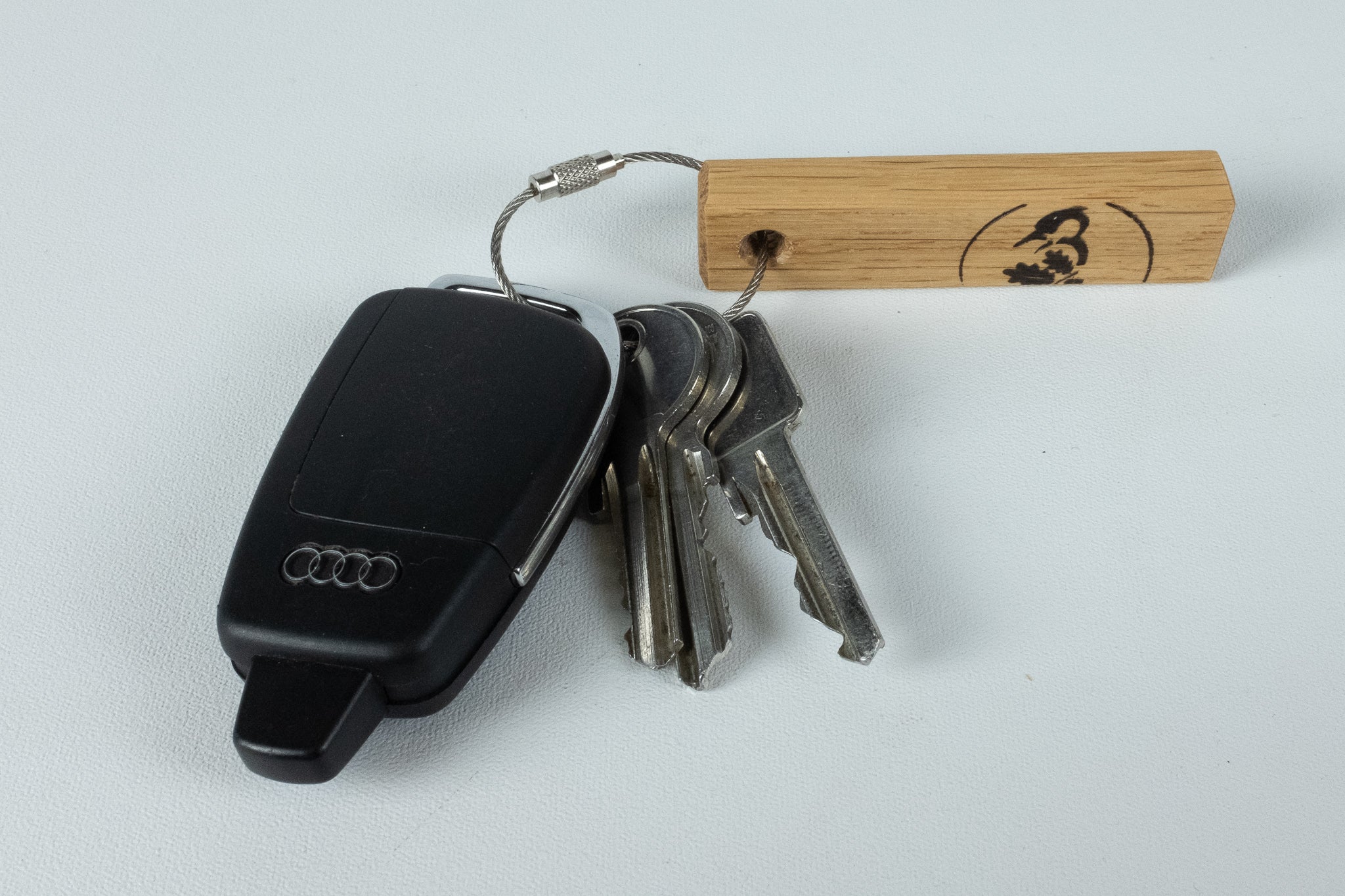 Schlüsselanhänger aus Eiche für ein Auto