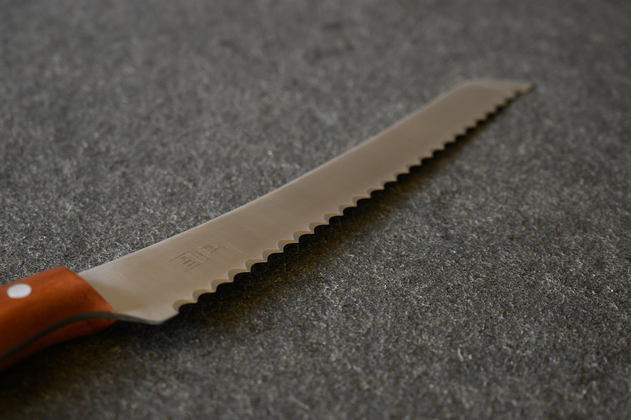 Detailansicht Wellenschliff Brotmesser für Linkshänder. Klingenlänge ca. 22,5 cm.