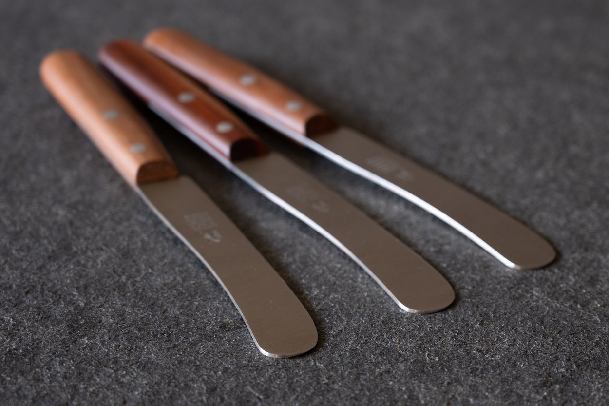 Detailansicht Klinge Buckels Tischmesser Griff aus Pflaumenholz