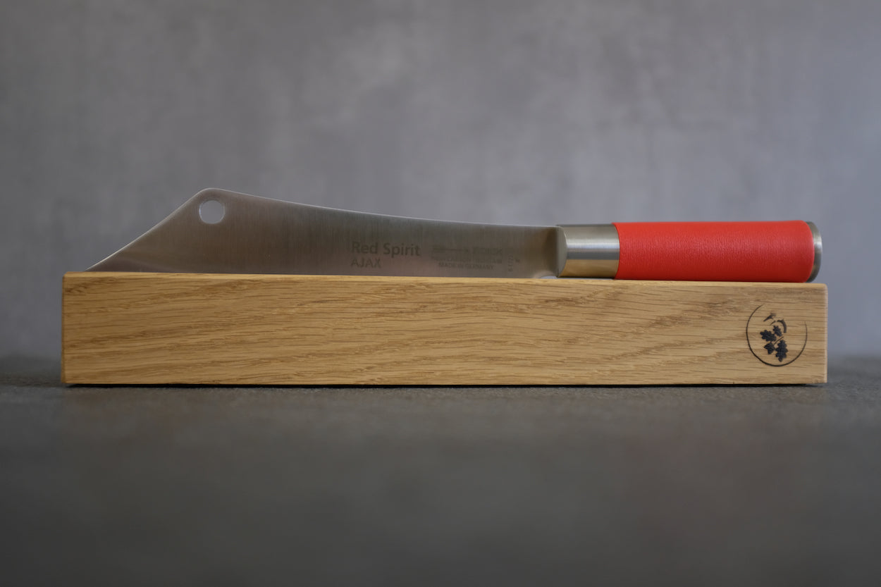 Ajax Kochmesser liegend in einem Messerhalter aus Eiche massiv