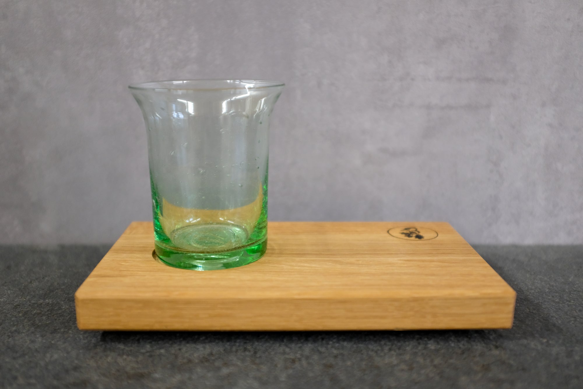 Goetheglas Wasserglas auf einem Holzbrett aus Eiche massiv.