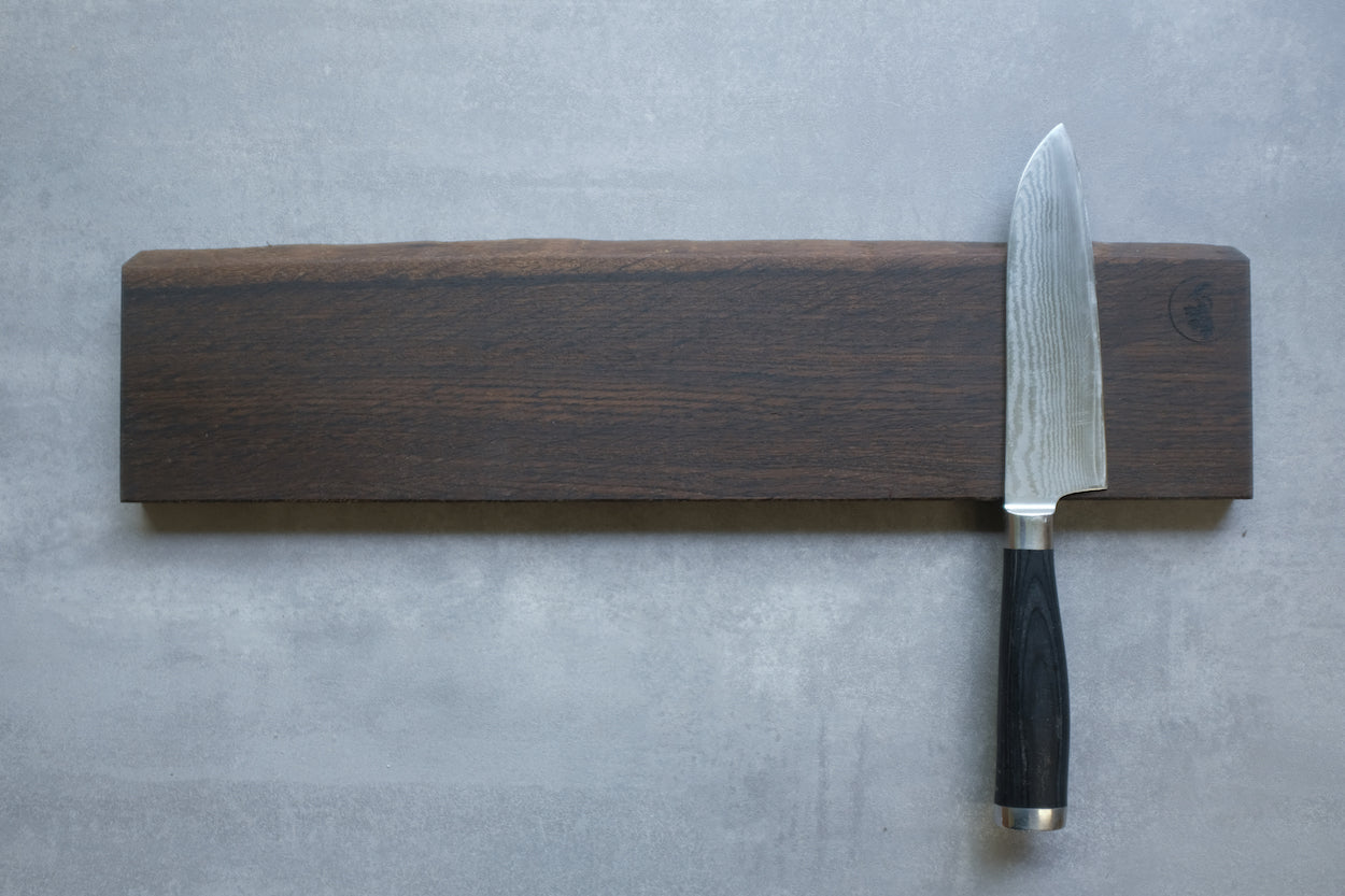 Räuchereiche Messerhalter mit einem Santoku Messer