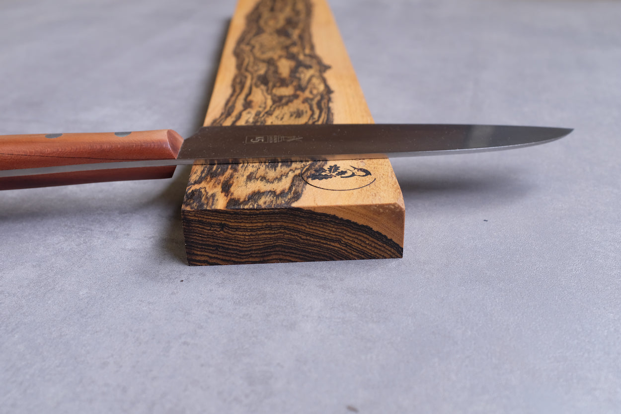 Bocote Messerleiste 45 cm breit in Seitenansicht mit einem Kochmesser von Windmühlenmesser.