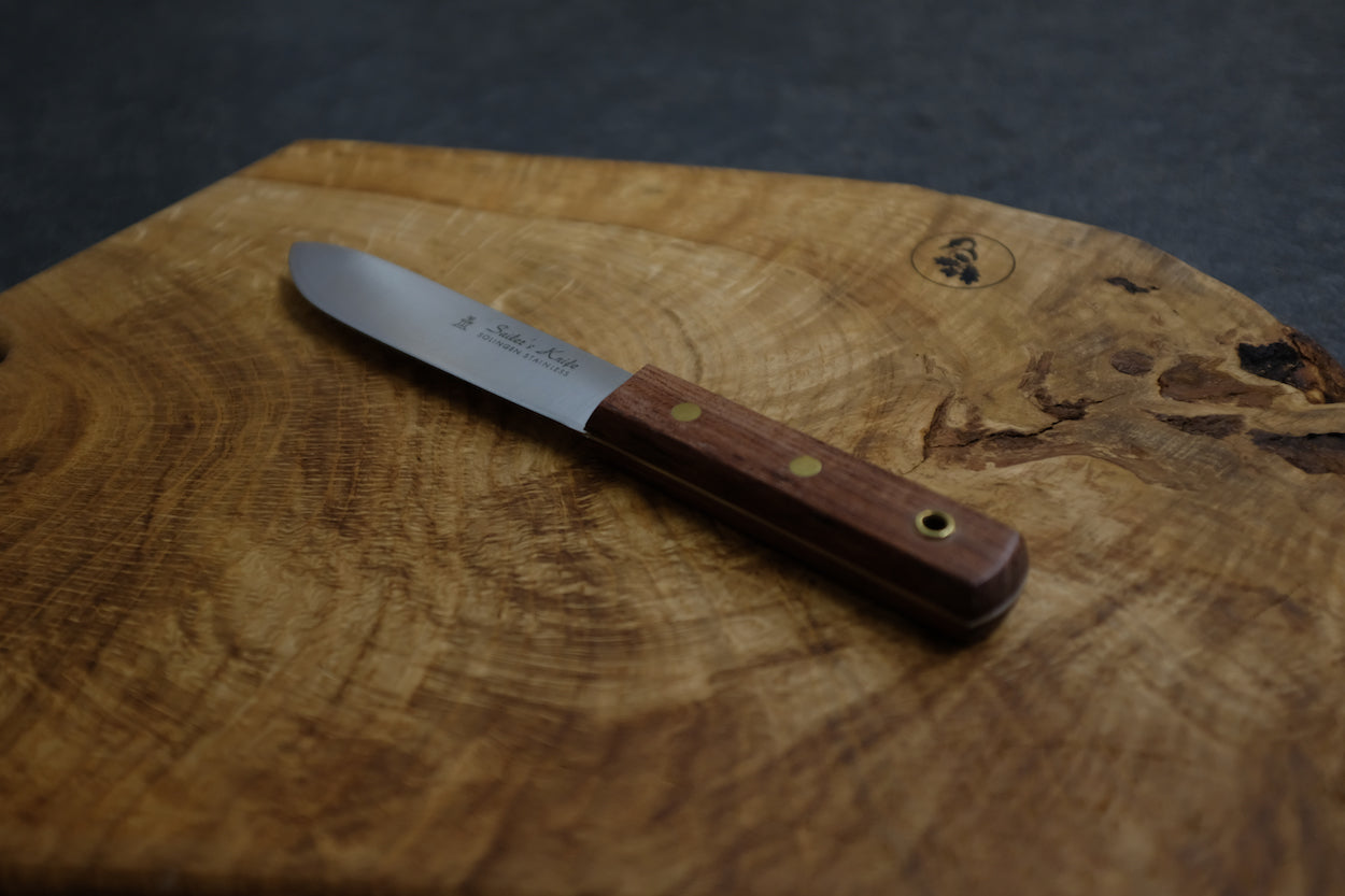 Nahaufnahme Güde Sailor´s Knife auf einem dicken Eiche Holzbrett.