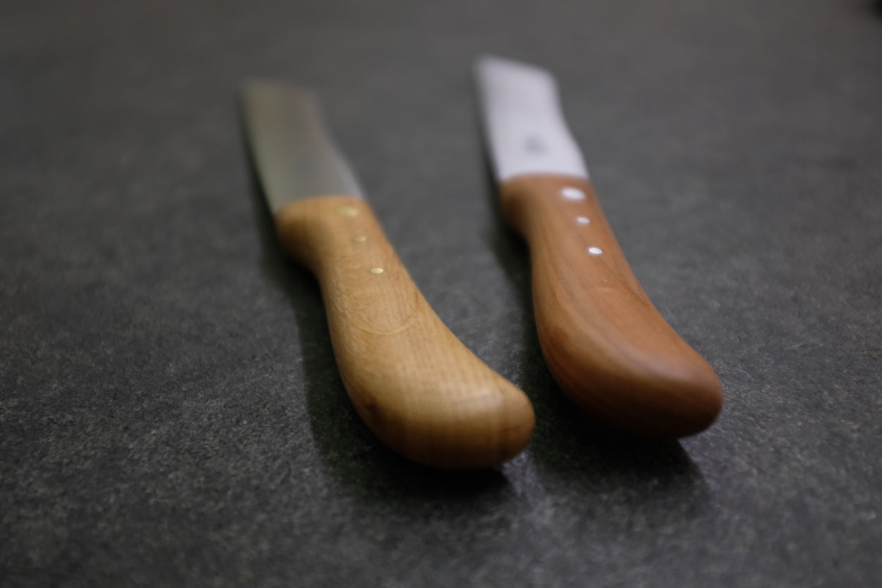 Frontalansicht eines Eiche- und Kirsche-Griffe von einem Brotmesser.