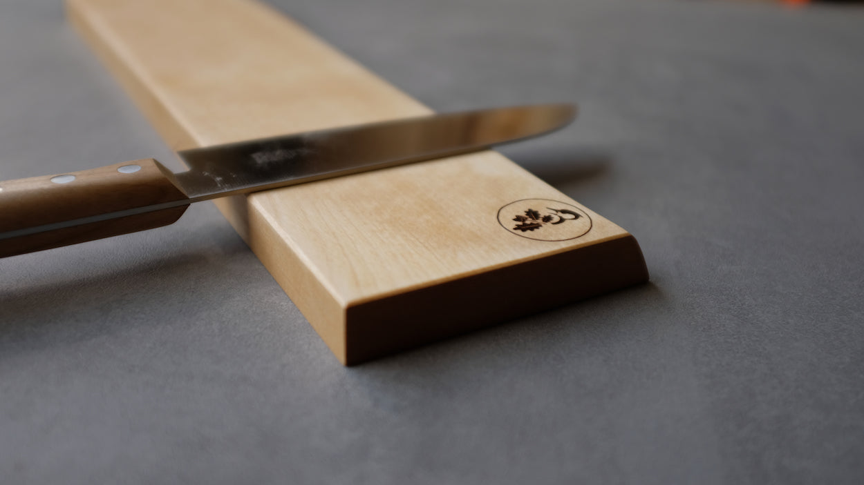 Seitenansicht Messerhalter aus Birke mit natürlicher Baumkante.
