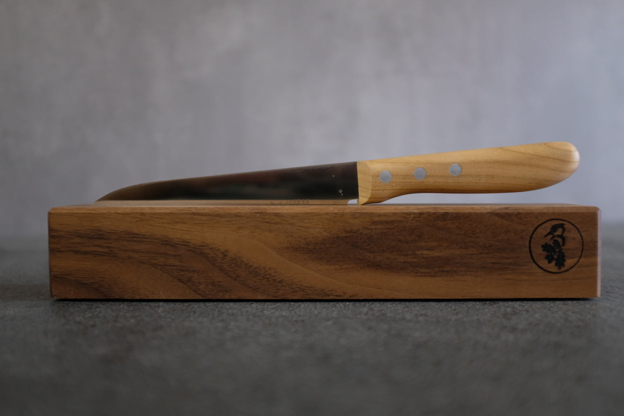 Mobiler Messerhalter aus Nussbaum mit einem Windmühlenmesser Santoku Kochmesser.