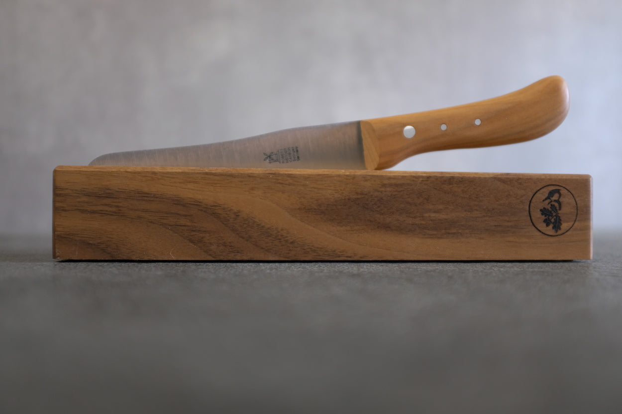 Tragbarer Messerhalter aus Nussbaum für dein Lieblingsmesser . Dekoriert mit einem Windmühlenmesser Hamburger Brotmesser.