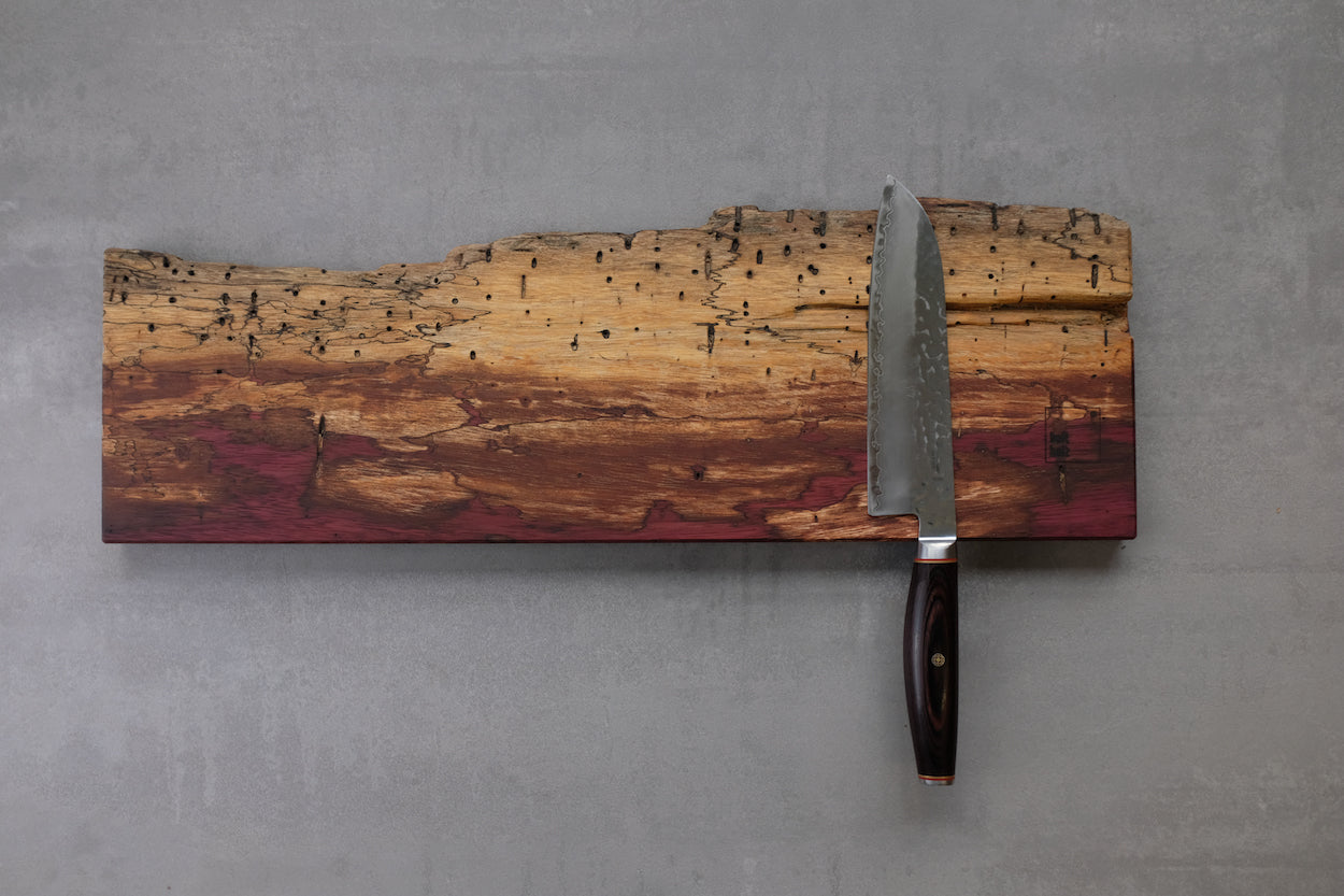 Messerleiste aus Amaranth Holz mit einem Santoku Messer.