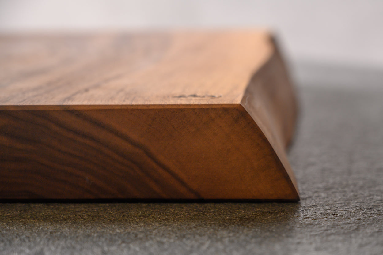 Detailansicht Baumkante Schneideblock aus einem Stück Nussholz