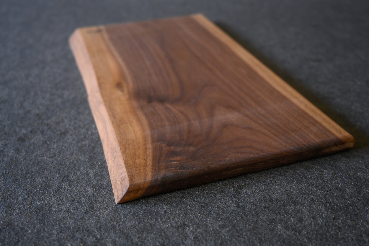 Detailansicht Maserung und Baumkante Brotzeitbrett aus einem Stück Nussholz