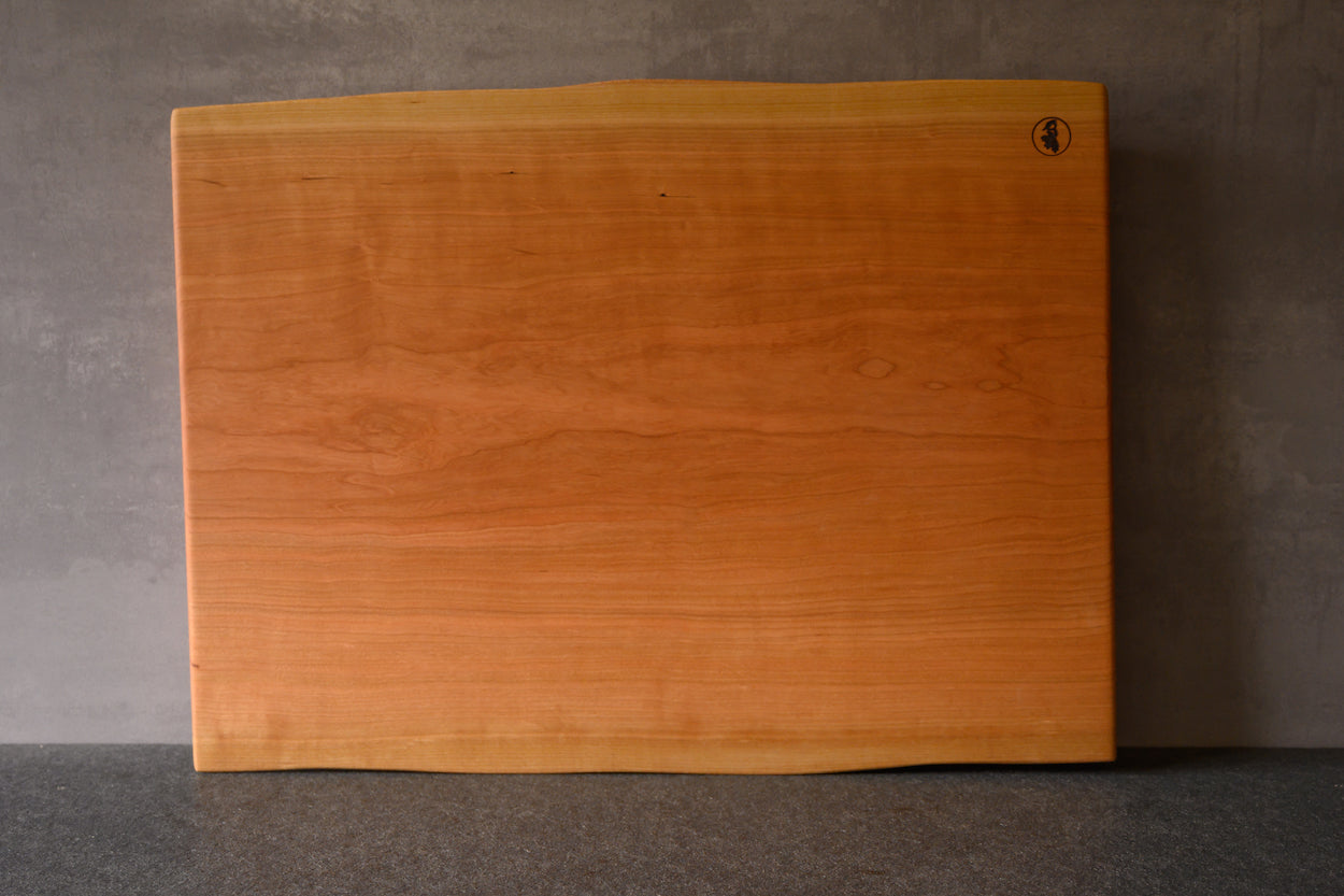 Schneideblock rechteckig aus einem Stück Kirschbaum mit zwei Baumkanten beidseitig verwendbar