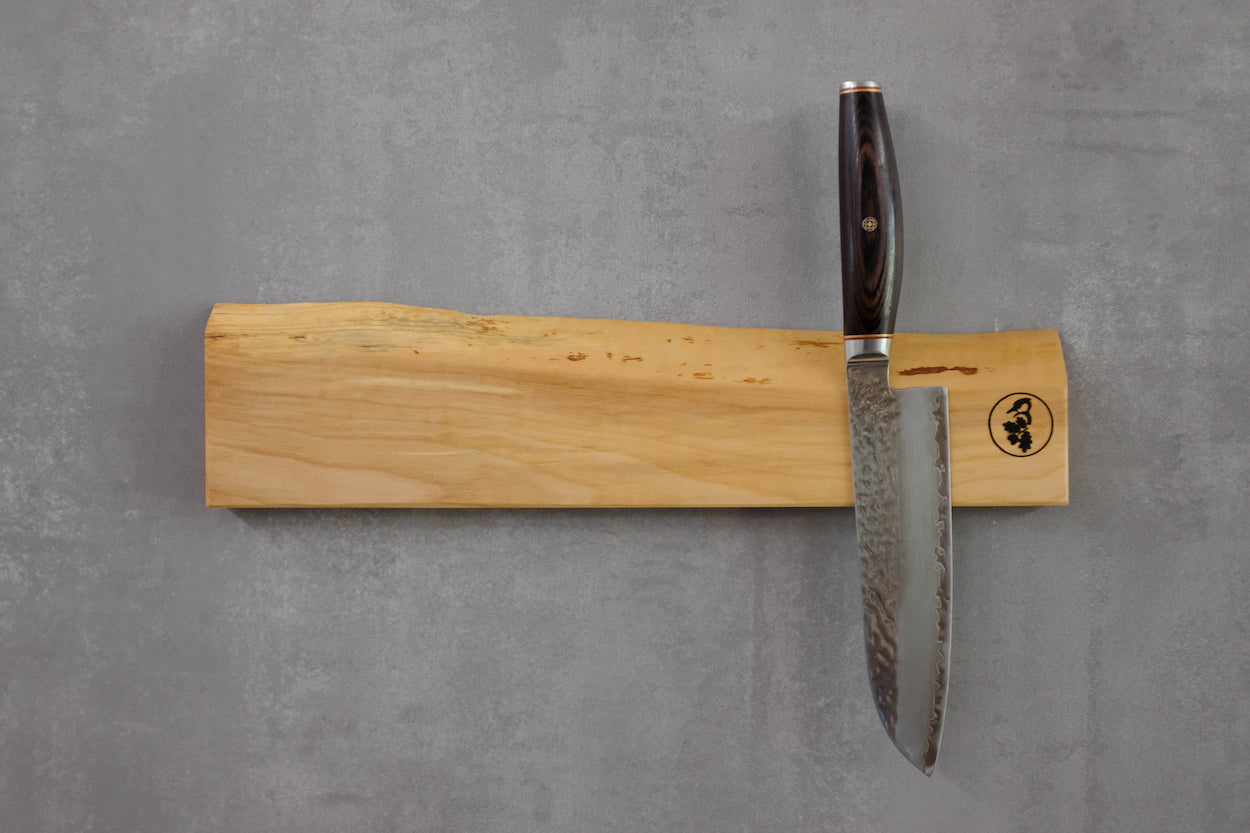 Freiform Messerleiste aus Vogelbeere mit einer Baumkante und einem Zwilling Kochmesser.