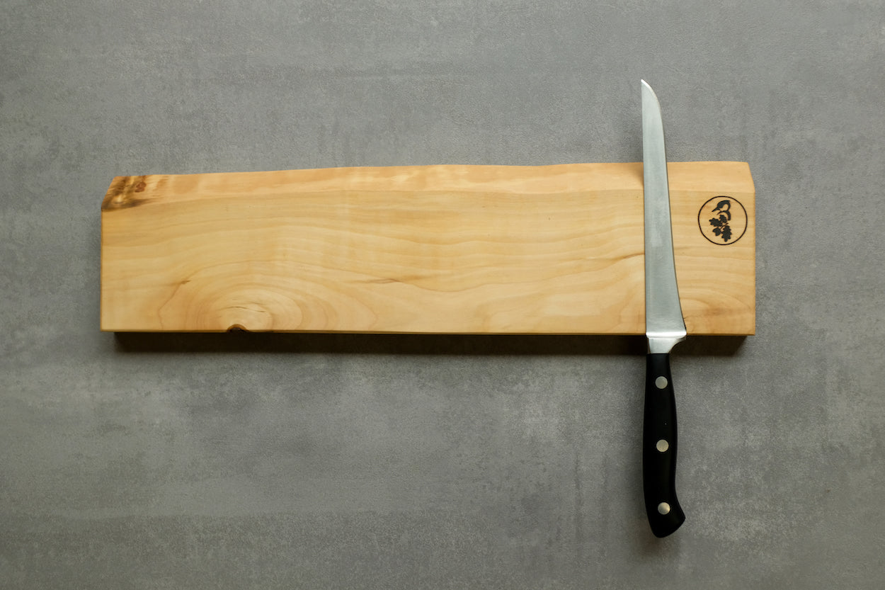 Vogelbeere magnetischer Messerhalter für 7 Messer mit einem DICK Tranchiermesser dekoriert.
