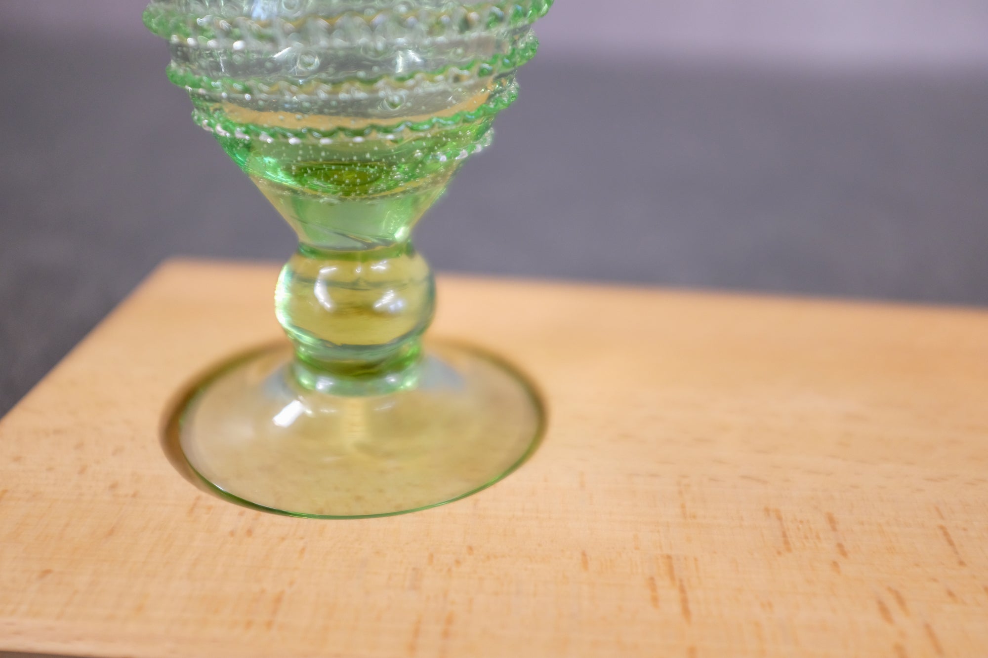 Detailansicht des Stieles eines mittelalterlichen Weinglases.
