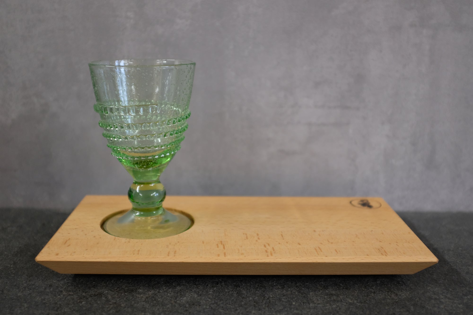 Weinglas "Amata" aus Original Thüringer Waldglas auf einem Buche massiv Holztablett mit Einkerbung für das Glas.