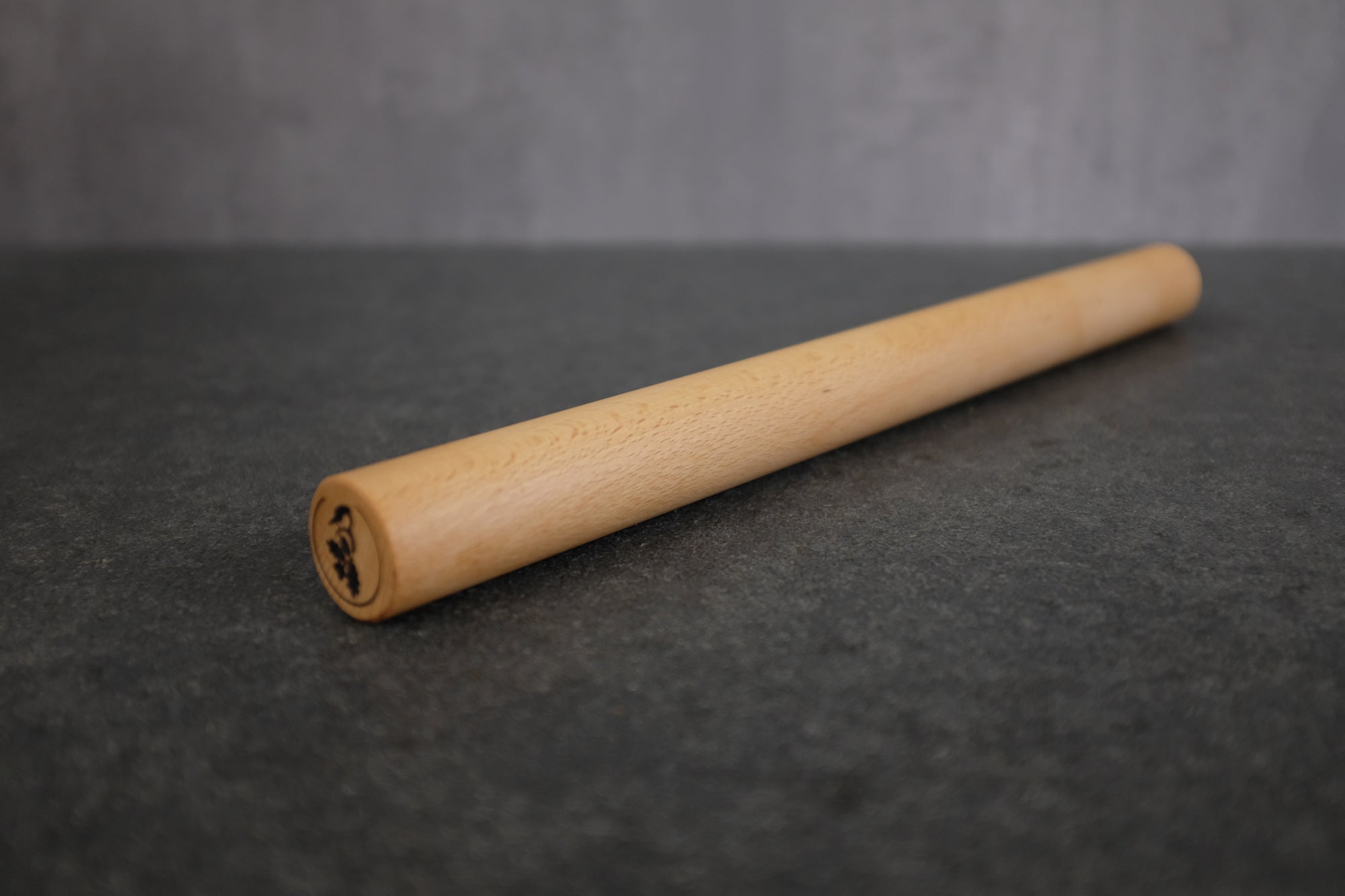 50 cm lange Teigrolle aus Buche massiv, 4 cm dick.